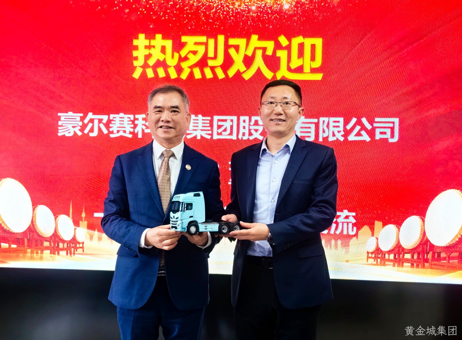 陕汽销司辛晓鹰总向董事长赠送车模(1).jpg